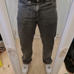 H&M Relaxed Fit Jeans (Grå) - Storlek: 30/32. Skick: Använd, ej synligt.    Nypris: 449 kr. Vid frågor är det bara att skriva! 