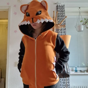 Rävhoodie - rävhoodie från cupcake cult. i gott skick. materialet är fleece.