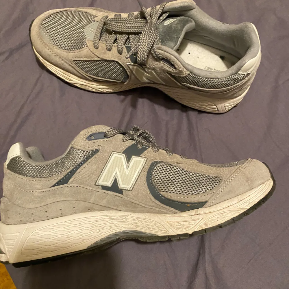 Gråa härliga newbalance skor, storlek 42, använd endast någon gång väldigt bra skick. . Skor.