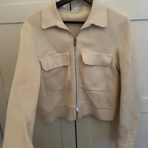 Arket jacka - Jacka från arket. Stickad. Så fin!!🤎🤎🤎