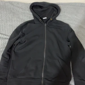 Svart zip  - Säljer denna svarta zip för att den passar inte längre. Den är i bra skicka och inga fläckar.