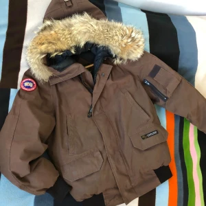Canada Goose Chiliwalk vinter jacka  - Brun Stl XS/TP passar 36-38  Den är några år gammal och har slitage på muddar och skulle ev behöva en tvätt. Finns mer bilder! billigt pris pga av begagnat skick men bra jacka. Kan disk priset vid smidig affär ev byta mot större stl :) 