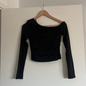 Off shoulder tröja - Väldigt fin tröja med sned skärning, ena axeln syns. Strl M från Pull&bear. Säljer pga fel storlek för mig🎀