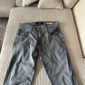 Replay ambass jeans  - Hej säljer nu mina Replay anbass i super skick pga att dom är försmå i midjan. Dom är använda ungefär 5 gånger, inga fläckar eller skador finns på dom. Storleken är 29 waist och 32 lenght