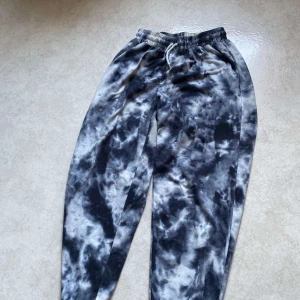 Mjukisbyxor  - Mjukisbyxor ifrån shein som är köpta för några år sedan, säljer då de inte kommer till någon användning. De är lite noppriga men annars är dom som nya. Dom är i storlek M men passar S-L då de är väldigt stretchiga i midjan. 