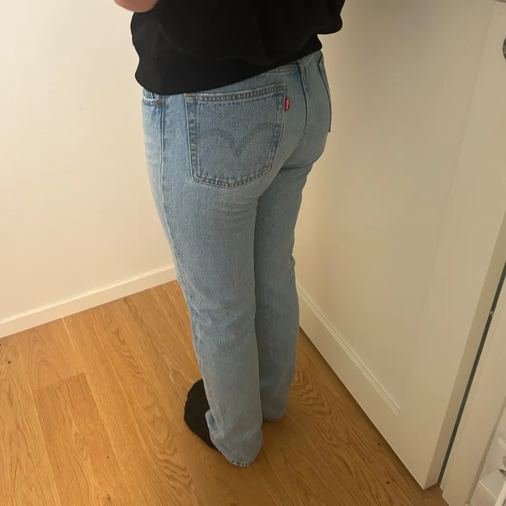 28x32 Ljusa levi’s jeans i den klassiska 501 modellen. Köpta på Plick men de satt inte riktigt som jag hade tänkt mig. De är i mycket fint skick, finns dock två ytterst små fläckar som man inte tänker på (se sista bilderna).. Jeans & Byxor.