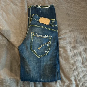 Dondup jeans - Units dondup jeans! Jeansen är en dam modell och är riktigt sällsynta! Low cut och knappar I sidorna.  Skick:10/10 nypris:3500 mitt pris: 599