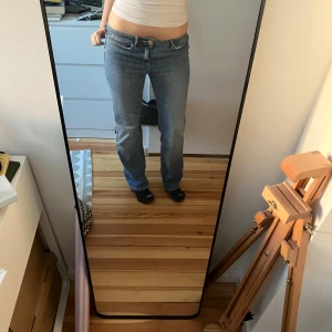 Blå jeans från Vero Moda - Snygga blå jeans från Vero Moda med en klassisk femficksdesign. De har en låg midja och en straight passform som ger en avslappnad look. Perfekta för en casual stil. Har använt två gånger. Inga defekter!!❤️ Jag är 164 cm för referens.