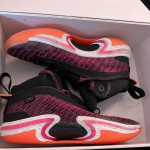 Jordan 36 basketskor nypris 2500 - Detta är ett par riktigt feta basketskor som som basketspelare som jasum Tatum använder. De är lite slitna men är en riktig steal. Väldigt fin färgkombination och är lätta som en fjäder. 