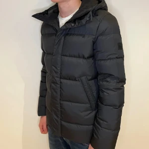 J Lindberg jacka  - Tja, säljer nu min riktigt snygga j Lindberg jacka för ett schysst pris. storlek S. Jackan är i helt nytt skick ❕tveka inte på att skriva vid funderingar