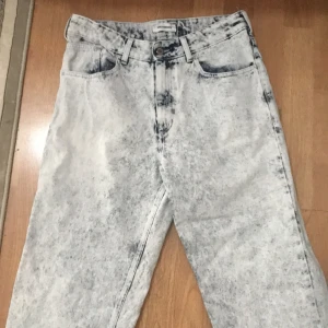 Axel arigato jeans - Snygga acid wash jeans från Axel Arigato med en unik tvättad look. säljs för 300kr 