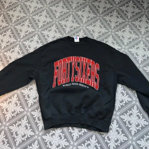 District Fortysix  - En superskön fortysix tröja jag köpte från junkyard längesen, har inte haft någon användning för den så gör en intressekoll. Kan gå ner i pris vid snabb affär. Den är i M men passar L också. Hör av er vid frågor 😊