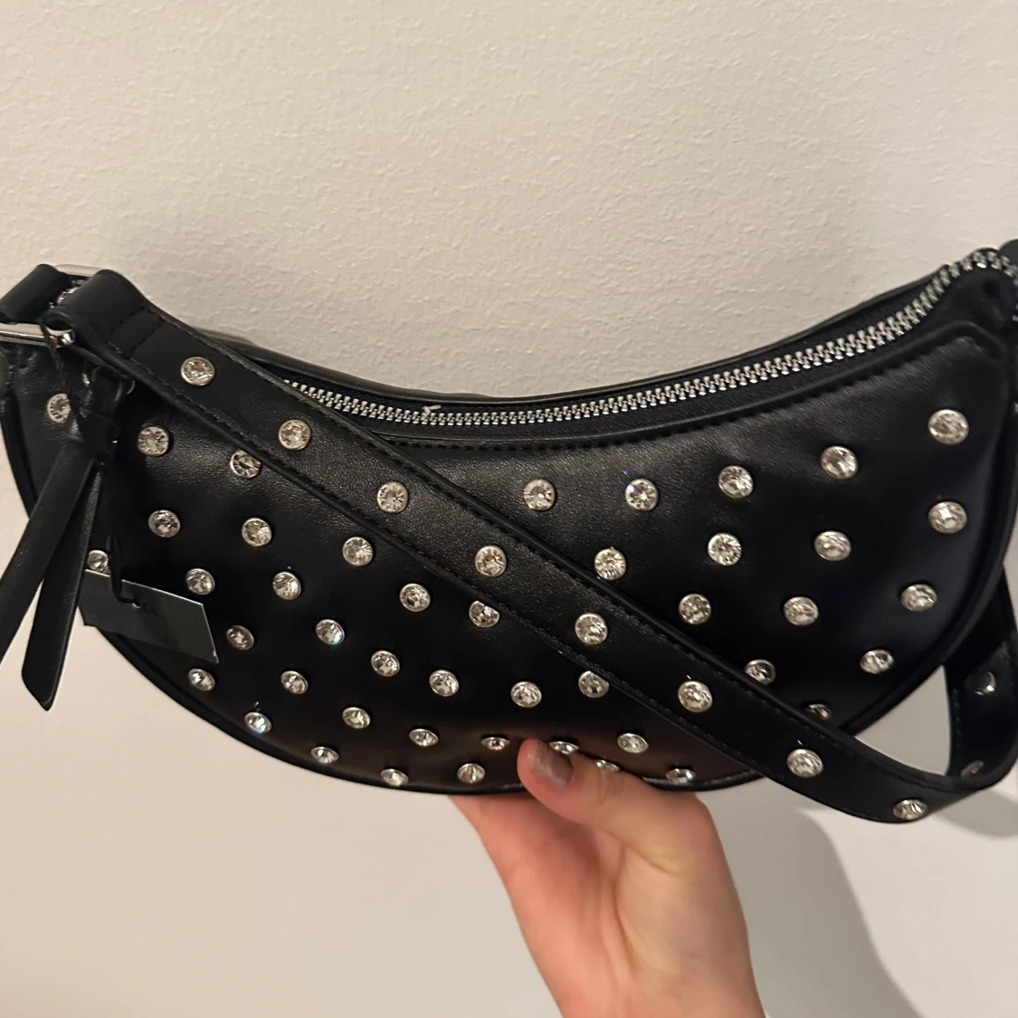 Svart axelväska med diamanter  - 91