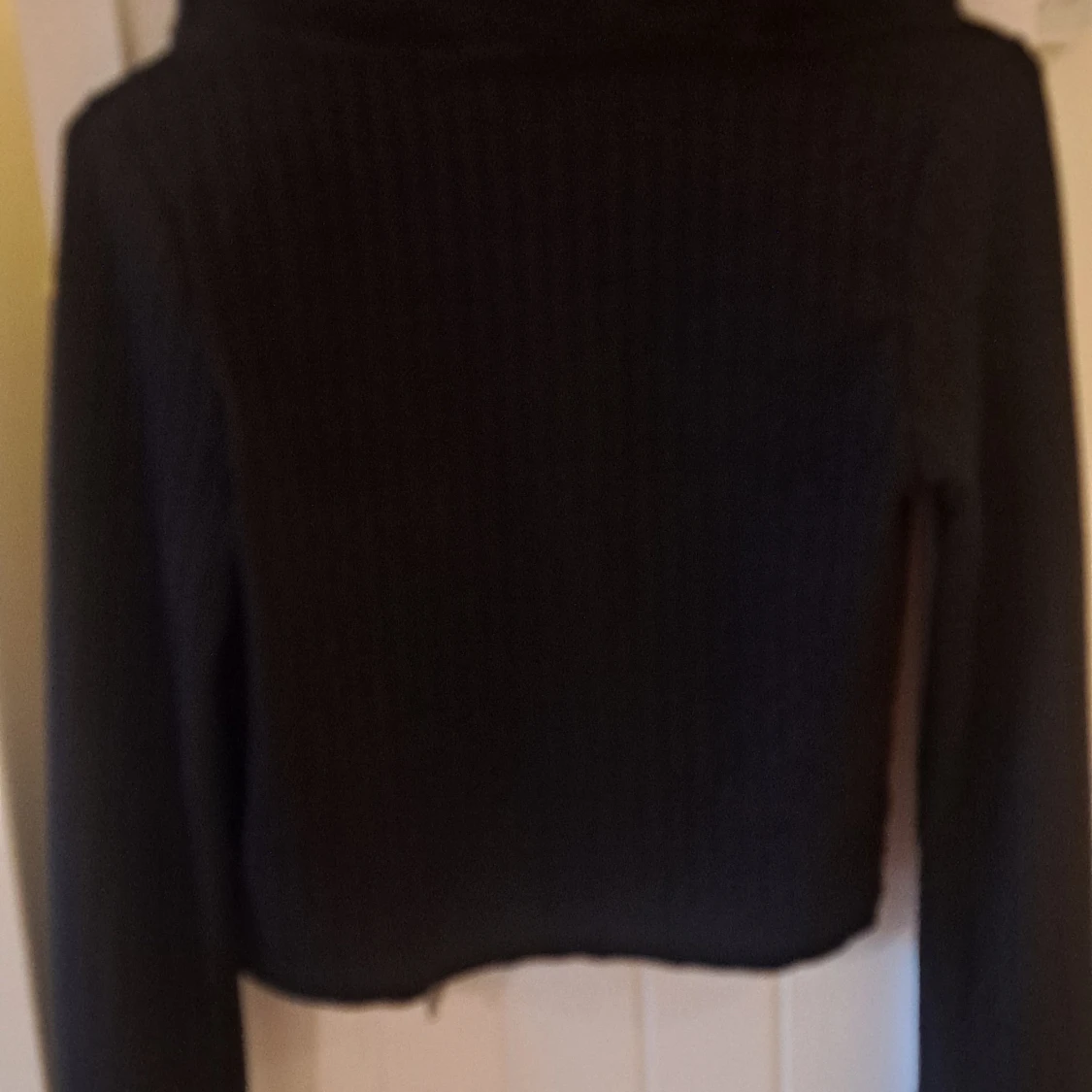 Svart ribbad jacka med fuskpäls - 90