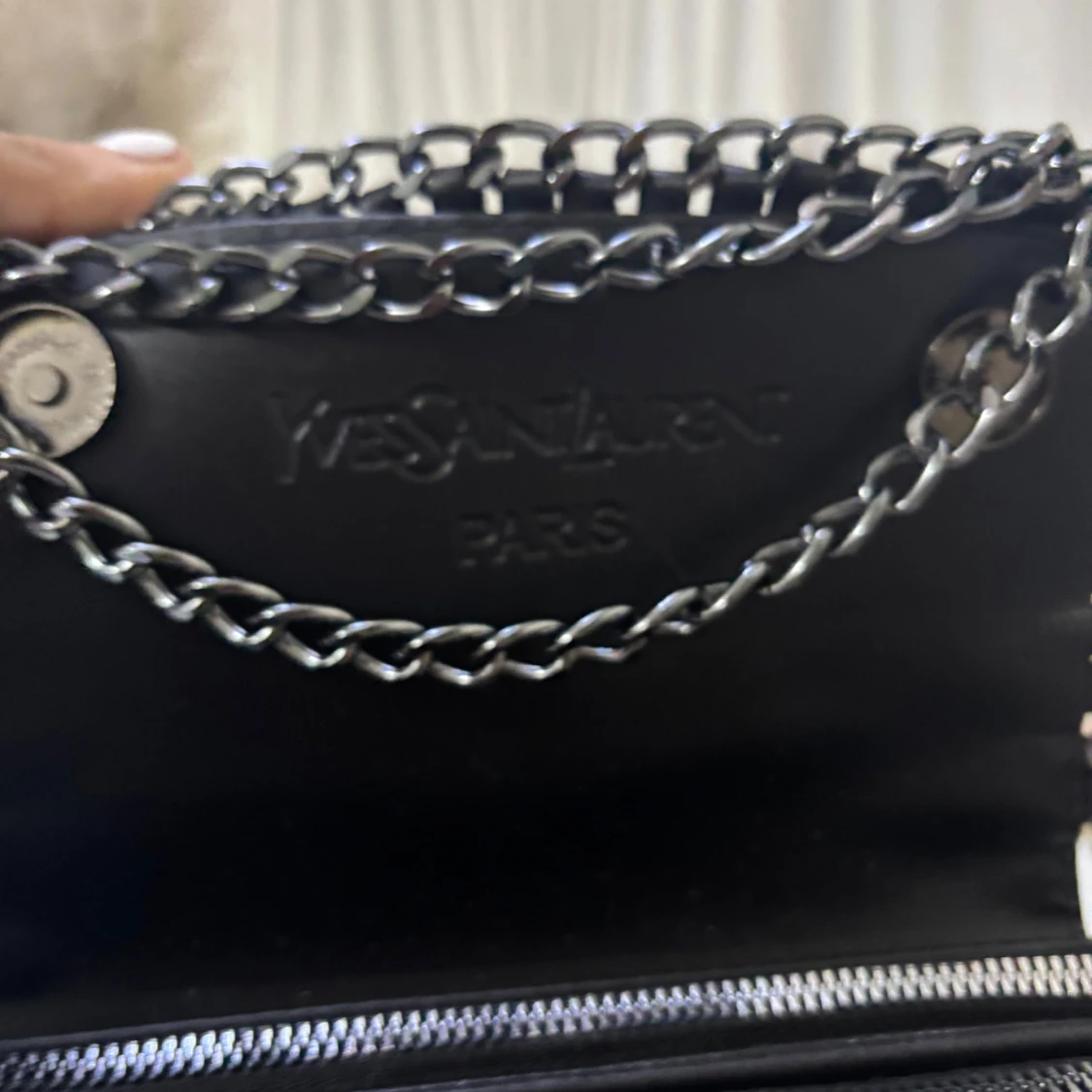 Svart axelväska med kedjedetaljer - 90