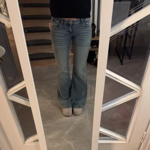 Blå low waist bootcut jeans - Säljer mina helt oanvända super snygga jeans ifrån only. De har den perfekta ljusa blåa färgen. Dom är super låga och sitter super fint och skönt , har bara ej kommit till användning. ❣️❣️ jag är 164 o de är ganska långa på mig   Mått:  • innerbenslängd- 79/80 cm  • mått över midjan- 34 cm (dom är ganska stressiga, har normalt typ 37 cm)