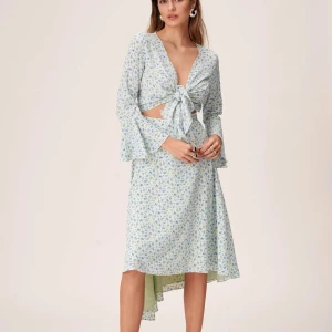 Adoore klänning med knytning - Adoore ljusblå klänning med blommigt mönster och knytning framtill, endast använd en gång, skriv för fler bilder💞💞