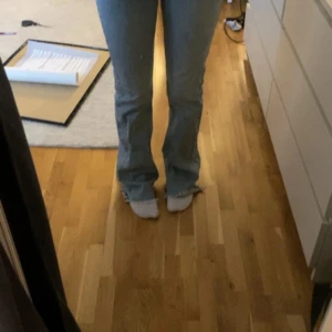 Jeans  - Älskar dessa jeans men kan inte ha dom längre. Har använt dom flera gånger så därför ser dom lite slitna ut längst ner, men dom ska också se ut så.  (Jag är 168)