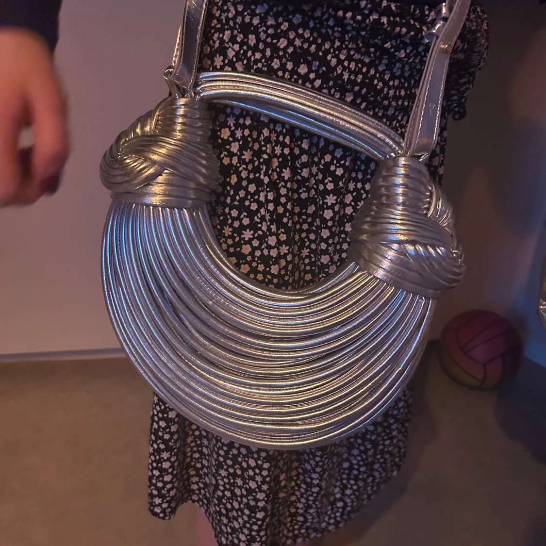 Silverfärgad axelväska med unik design