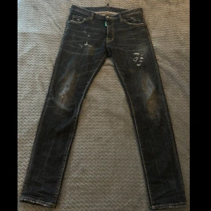 Svarta jeans från Dsquared2 - Snygga svarta jeans från Dsquared2 med slitna detaljer och en cool look. Byxorna har inga defekter och är sparsamt använda. Såklart äkta