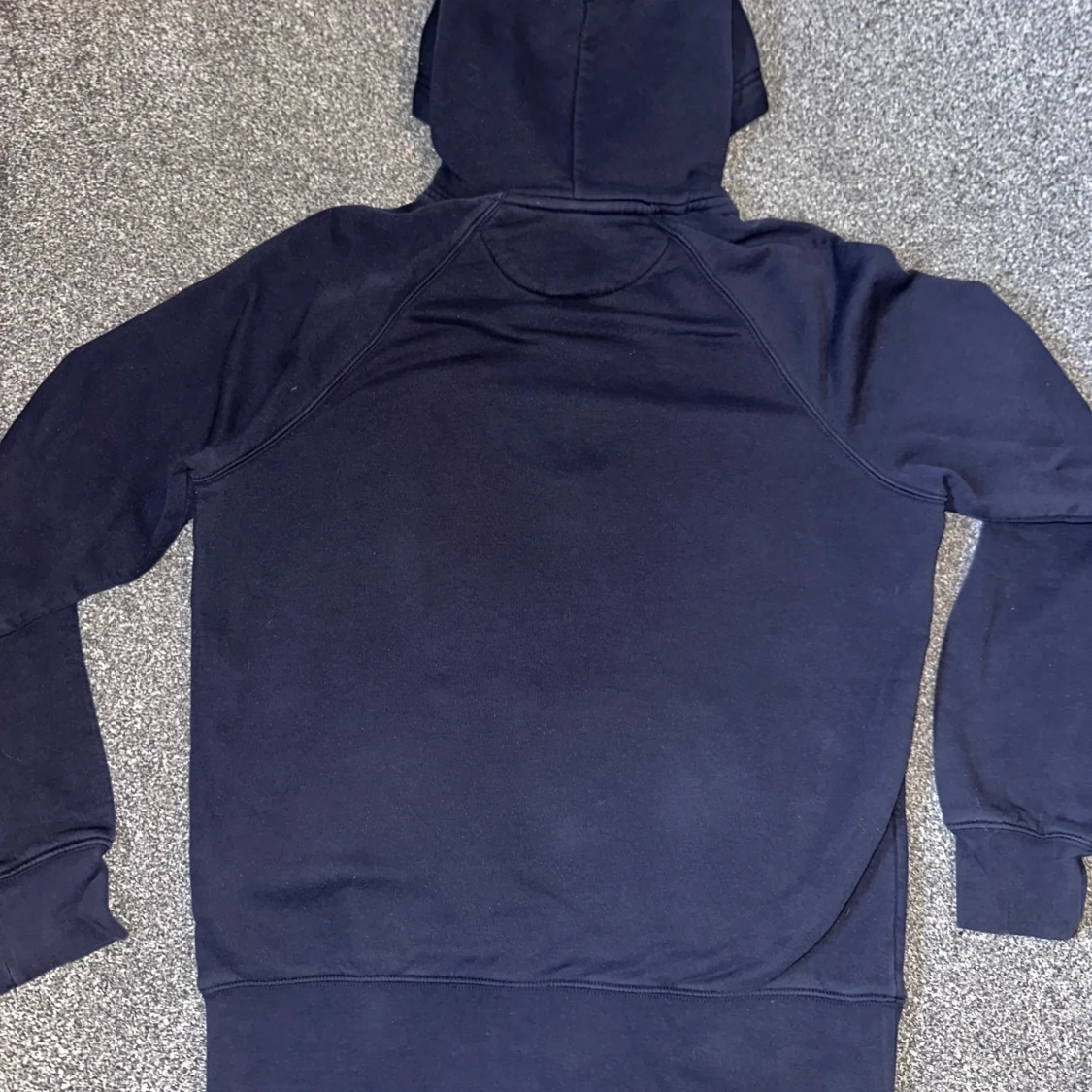 Mörkblå hoodie från GANT - 92