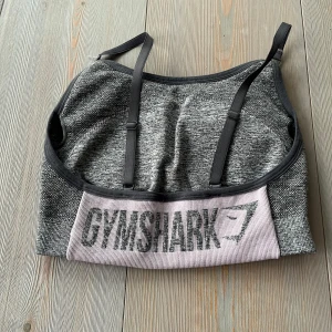 Gymshark top S - Gymshark charcoal flex tränings/bh i storlek S. Toppen är i nyskick.  Kika gärna in på mina andra annonser, säljer fler träningskläder från bla aimn, Gymshark, ICIW och kan samfrakta!