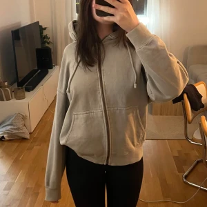 Hoodie - lite oversized greige zip-hoodie från Pull&Bear i fint skick