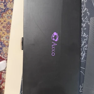 Vit mekaniskt tangentbord från Akko - Säljer ett vitt mekaniskt tangentbord från Akko, modell 3068. Tangentbordet kommer med extra blåa tangenter och är förpackat i en svart låda med lila logotyp. Perfekt för den som vill anpassa sitt skrivbord med stil och funktionalitet.