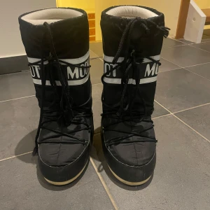 Moon Boot 35-38 - Moon Boots som är använda under snösäsongen, alltså max 10 ggr. Lite slitna där framme men mycket försvinner nog när man tvättar skorna! (det gör jag, om de blir sålda). Säljes då dom inte har kommit till användning så mycket!                                                      Pris kan förhandlas!                                                      Köpare står för frakten! 