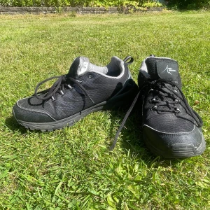 Svarta sneakers från Engelsons - Svarta sneakers från Engelsons med robust sula och snörning. Perfekta för utomhusaktiviteter med slitstark design och bekväm passform. Lätt reflekterande mönster på och water resistant 