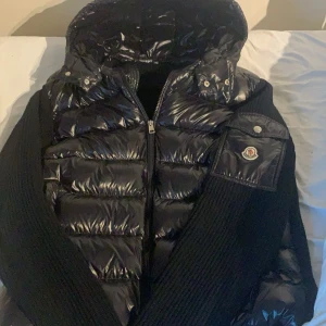 Intressekoll moncler jacka/cardigan - Jag tänker mig 4 tusen eller runt
