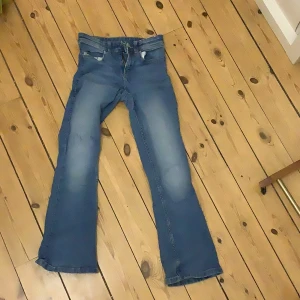 Blå flare jeans med utsvängda ben från H&M - Snygga blå jeans från H&M med utsvängda ben och justerbar midja. Super snygga säljer pga storlek 💕