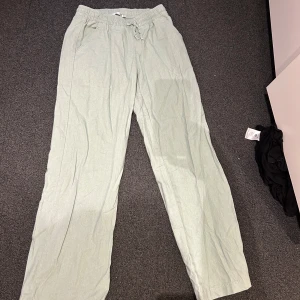 Linne byxor från lager 157 - Gröna linnebyxor från lager 157 i storlek 160 men passar mig som har storlek s.