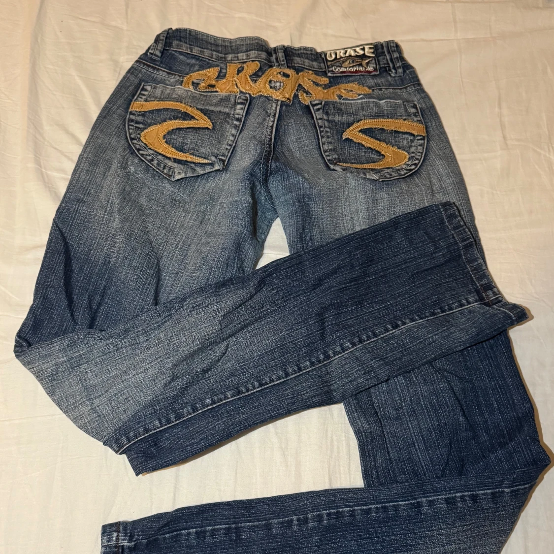 Blå jeans med broderade detaljer