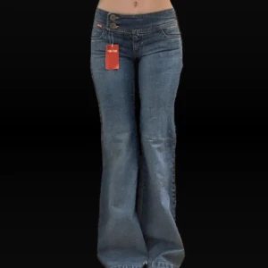 Blå bootcut lowwaist jeans - Snygga blå bootcut jeans med låg midja. Jätte fina men används knappt💕