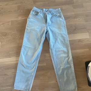 Vintage Ljusblå jeans från Polo Ralph Lauren  - Säljer ett par ljusblå jeans från Polo Ralph Lauren. Storlek 31x32.  De har en klassisk femficksdesign och en rak passform. Perfekta för en avslappnad stil. Märkeslappen sitter på baksidan av midjan.