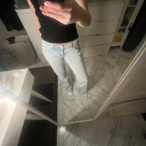 Ljusblåa jeans  - Säljer ett par lågmidjadd jeans från hm för att dom inte används längre❣️skriv vid frågor eller intresse🩷