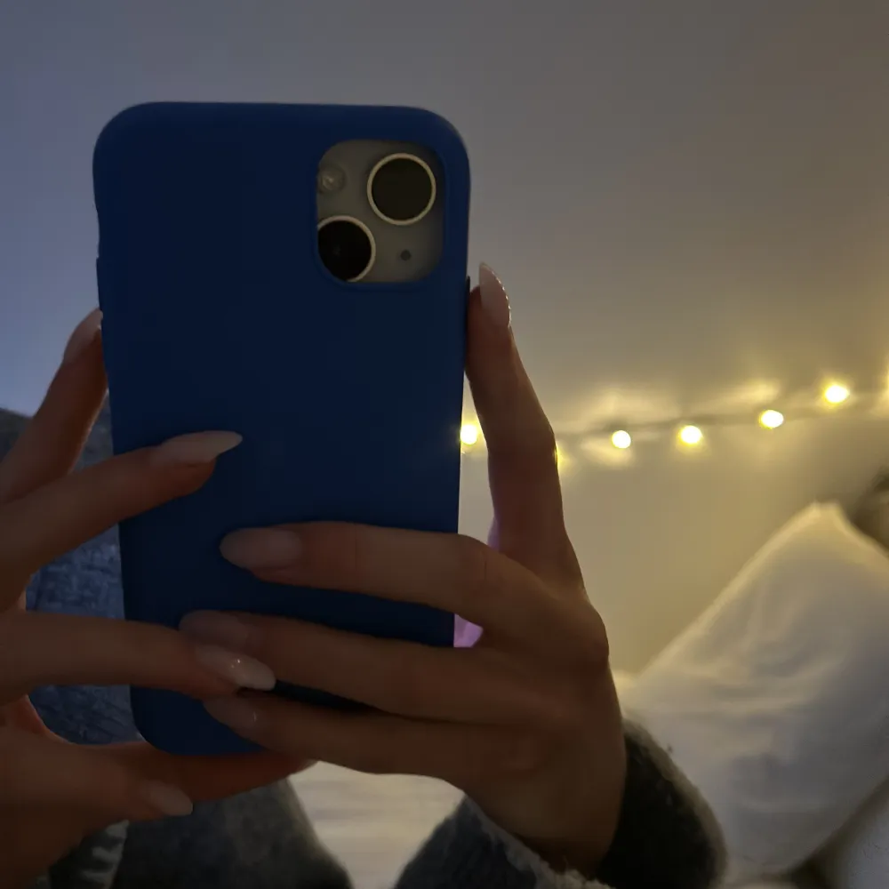 Snyggt och stilrent blått mobilskal som ger bra skydd för din telefon. Perfekt och oanvändt skal ifrån holdit ❤️passar iPhone 11. Muu.