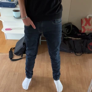 Replay anbass - Säljer dessa riktigt snygga Replay anbass jeans i storleken W31 L32. Passformen och skicket är helt perfekt 👌🏼 Skriv vid funderingar!!