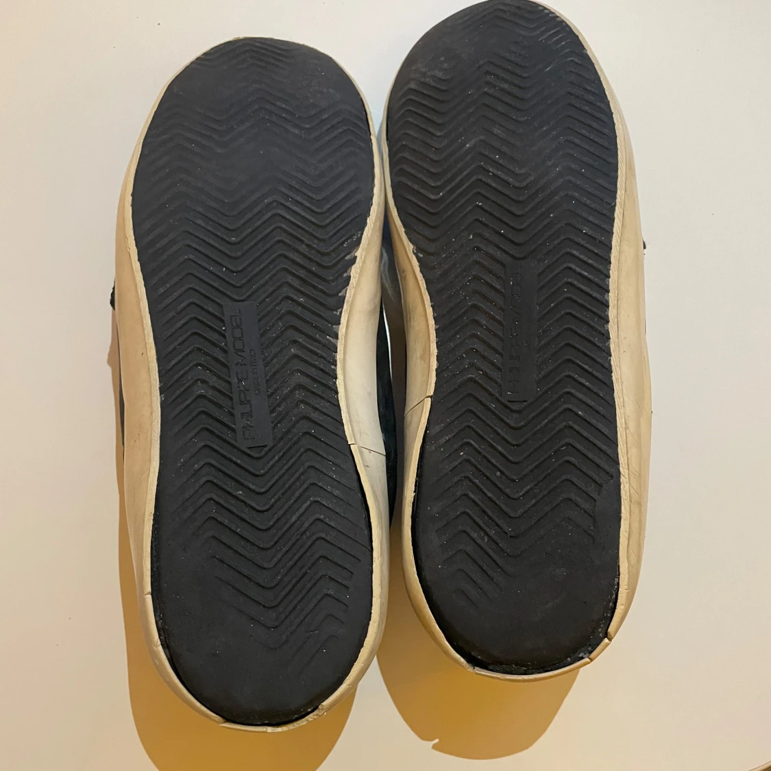 Svarta Philippe modeles med blå logga  - 92