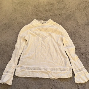 Blus storlek 152💞 - Köpte för ett tag sedan men aldrig använd då den är för liten, passar förmodligen jättebra på någon som har ca storlek 150🩷Aldrig använd och den är i mycket bra skick/nyskick💗