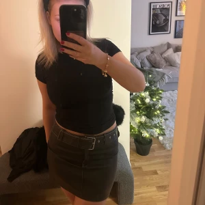 Kjol - Jättesnygg skinnkjol från olny Oanvänd med prislapp kvar Går att klä upp och klä ner, så snygg med tex en vit skjorta till Storlek M