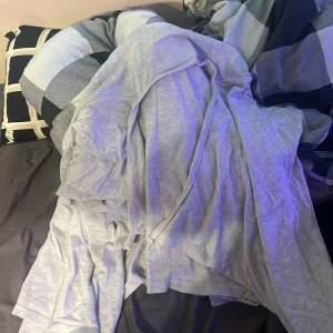 Grå långärmad tröja från Skill - Säljer en grå långärmad tröja från Skill. Perfekt för kyligare dagar med sin mjuka och bekväma passform. Tröjan är enkel och stilren, vilket gör den lätt att matcha med olika outfits. Den är aldrig använd då den inte kommit tills användning! 