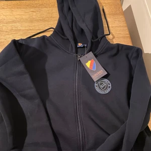 Mörk blå  hoodie från Djurgården - Mörkblå Dif hoodie som jag fick i julklapp tyvärr fick jag i fel storlek och kunde inte byta den är mörk blå med dragkedja helt oanvänd 