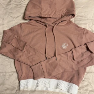 Siksilk hoodie tröja strl S. - Siksilk hoodie tröja i strl S. Endast använd vid ett tillfälle.