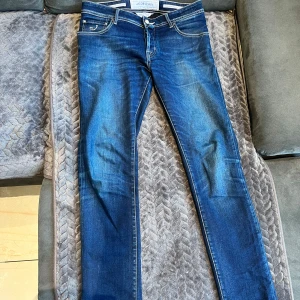 Jacob cohen jeans  - Hej, säljer nu dessa jacob & cohen jeansen. Gjorda på äkta häst skin. Storlek 31. Skick 9/10. Ny pris = 5499kr:-. Säljas för 1499:-.