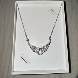 zadig er voltaire liknade halsband - säljer detta silver halsbandet eftersom det inte kommer till användning. helt oanvänd och är i jättebra skick.💗 