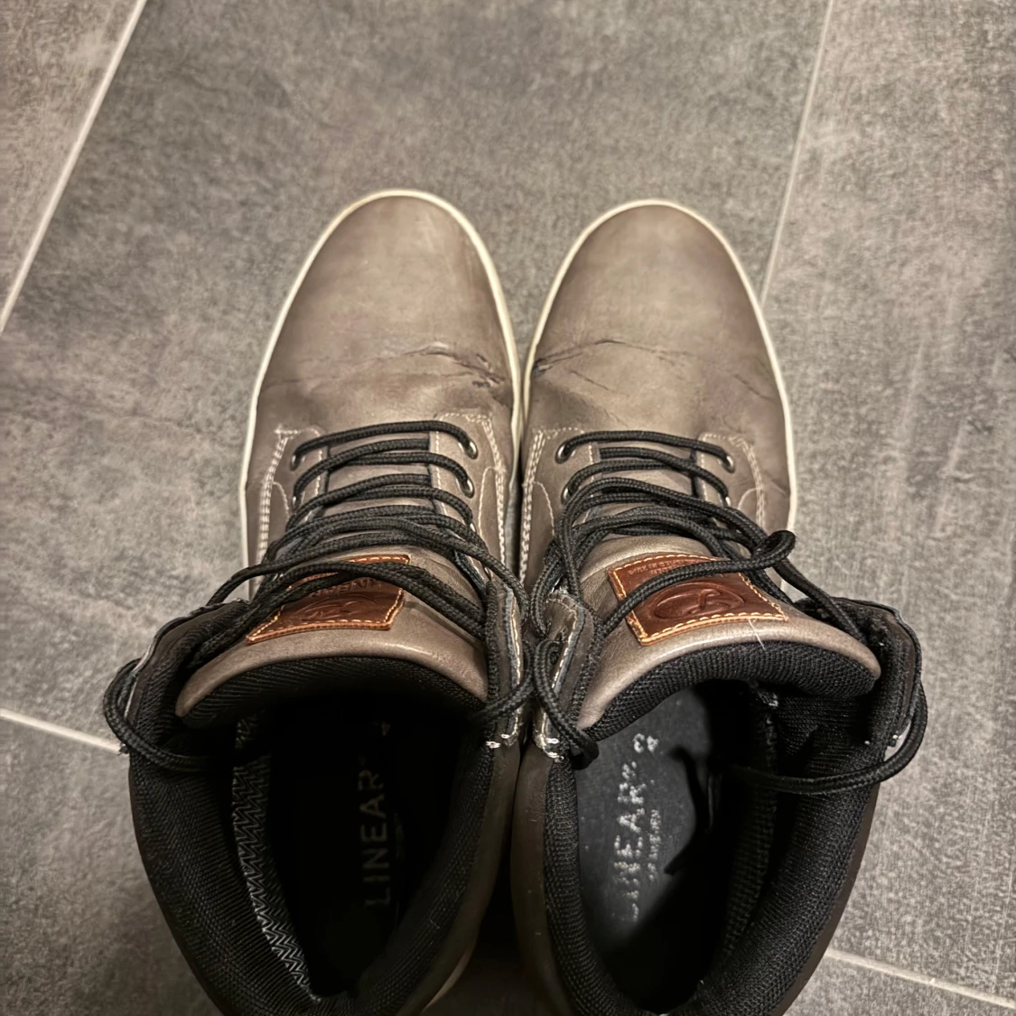 Grå vattentäta sneakers från Linear - 1