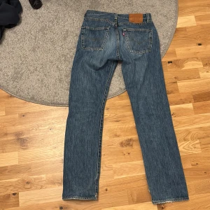 Levis 501 jeans - Klassiska Levis 501 jeans i blå denim med rak passform. Vid en snabb affär går priset att diskutera 