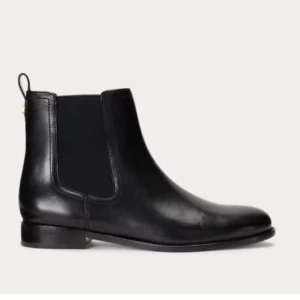 Svarta Chelsea boots från Lauren Ralph Lauren - Eleganta svarta Chelsea boots i skinn från Lauren Ralph Lauren. Perfekta för en stilren look. Köpte förra månaden och bara använt 1 gång och insåg att storleken var för liten. 